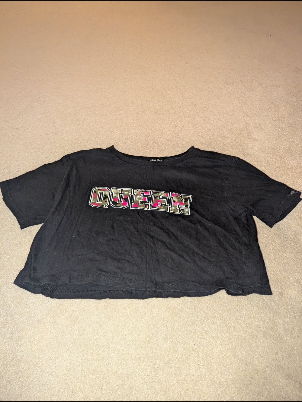 Black Crop Tee with 'QUEEN' Graphic Sz L
